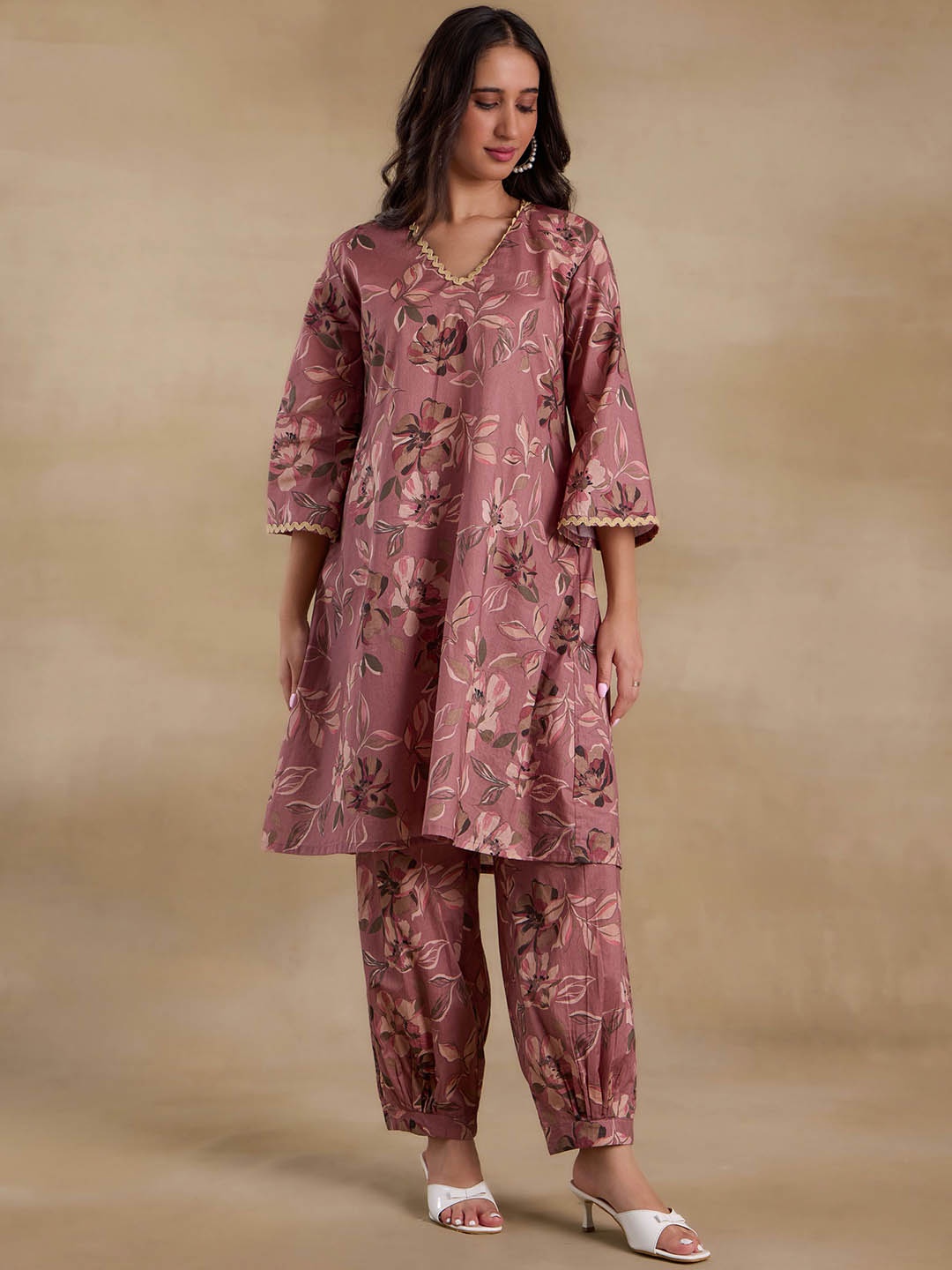 

Alaya By Stage3 Floral Printed V-Neck Bell Sleeves A-Line Kurta, Mauve