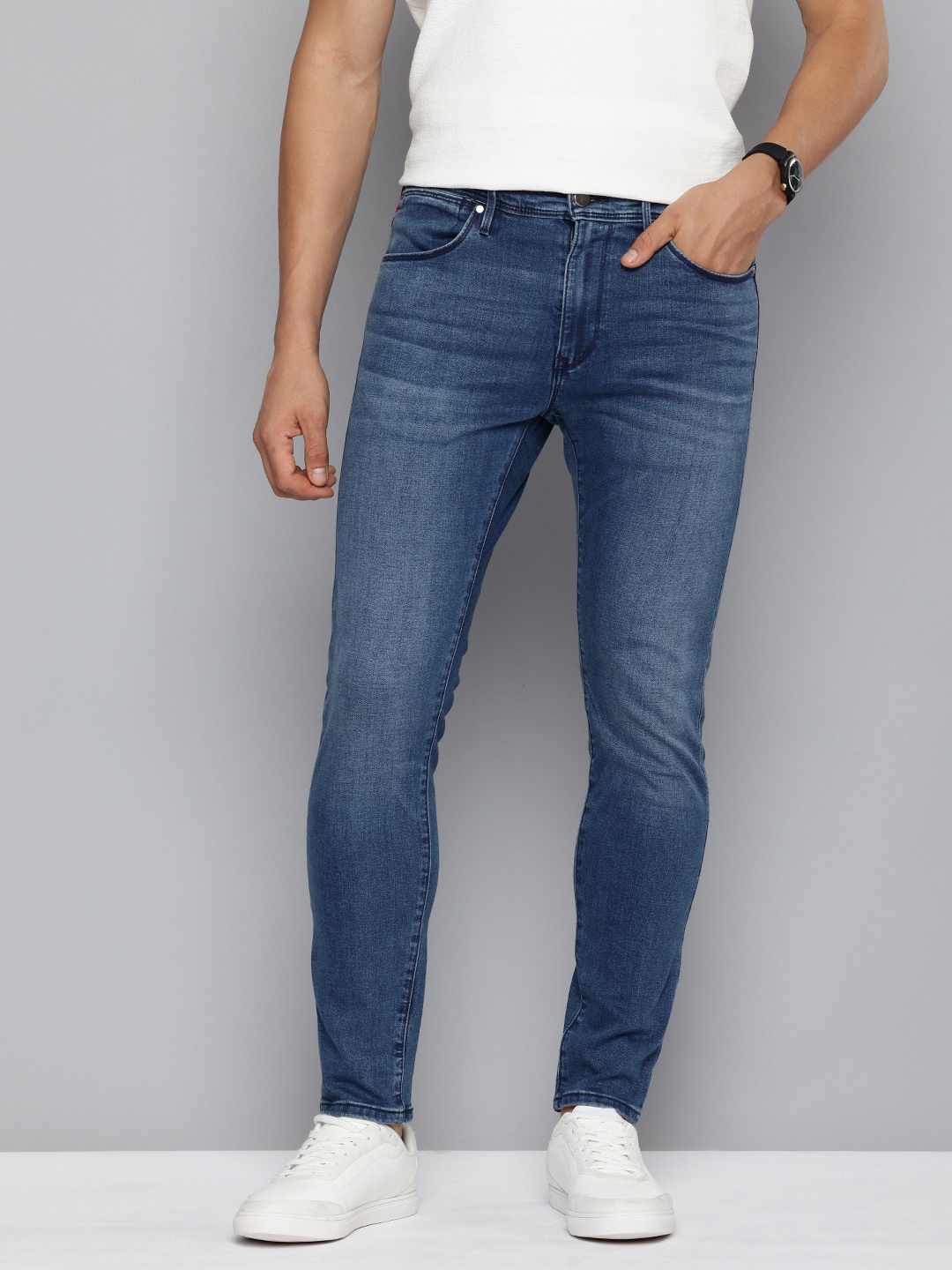 

Levis Men 512 Slim Tapered Fit Light Fade Stretchable Jeans, Blue