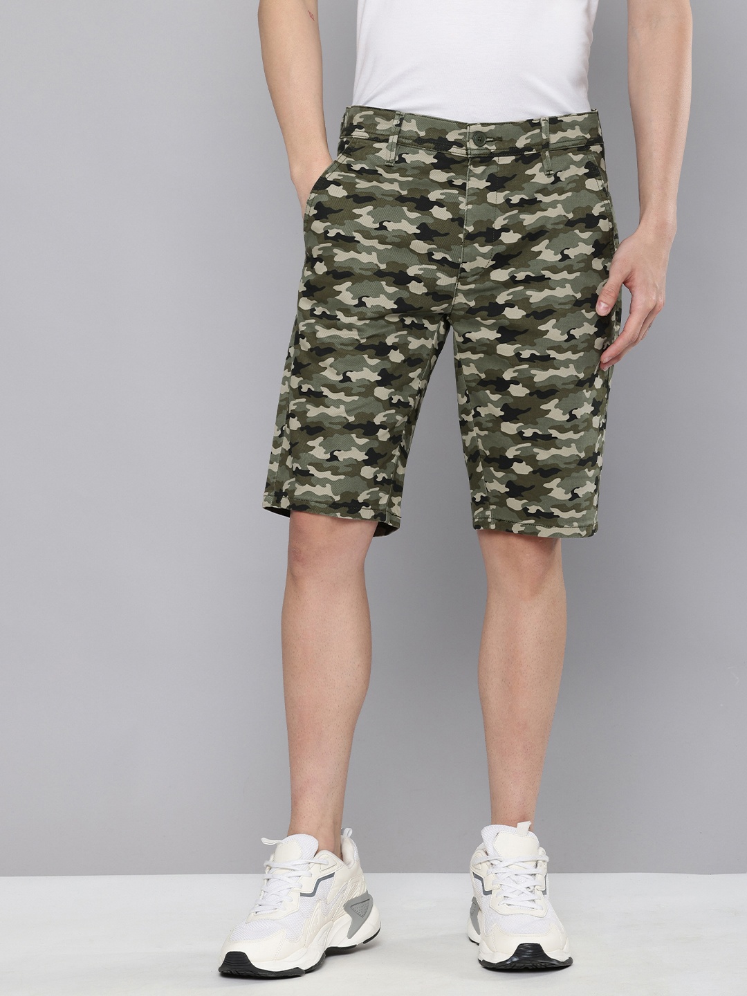

Levis Men Camouflage Printed Slim Tapered Fit Chino Shorts, Olive
