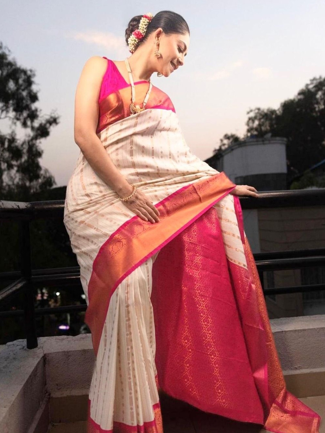 

Flosive Woven Design Zari Banarasi Saree, White