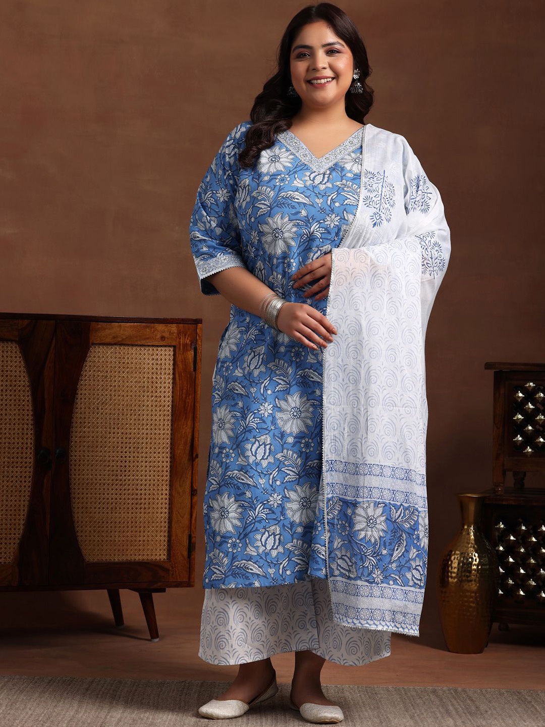 

EXTRA LOVE BY LIBAS Plus Size Printed Gotta Patti Pure Cotton Straight Kurta Set, Blue