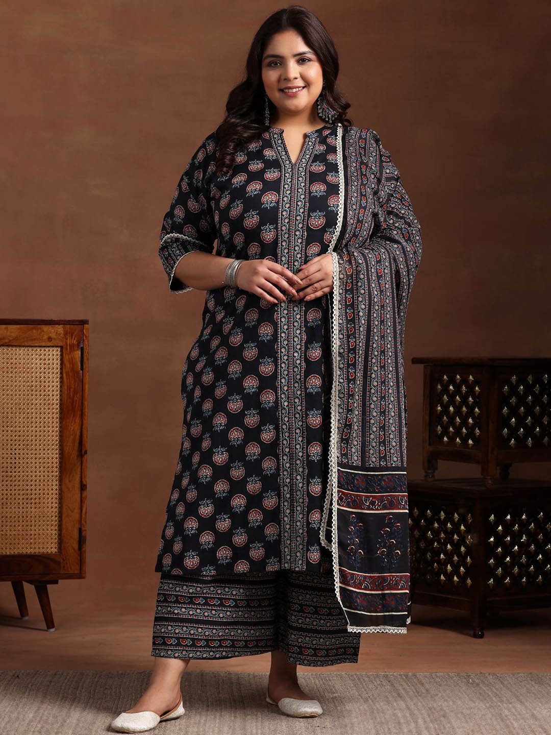 

EXTRA LOVE BY LIBAS Plus Size Floral Printed Pure Cotton Kurta with Palazzo & Dupatta, Black
