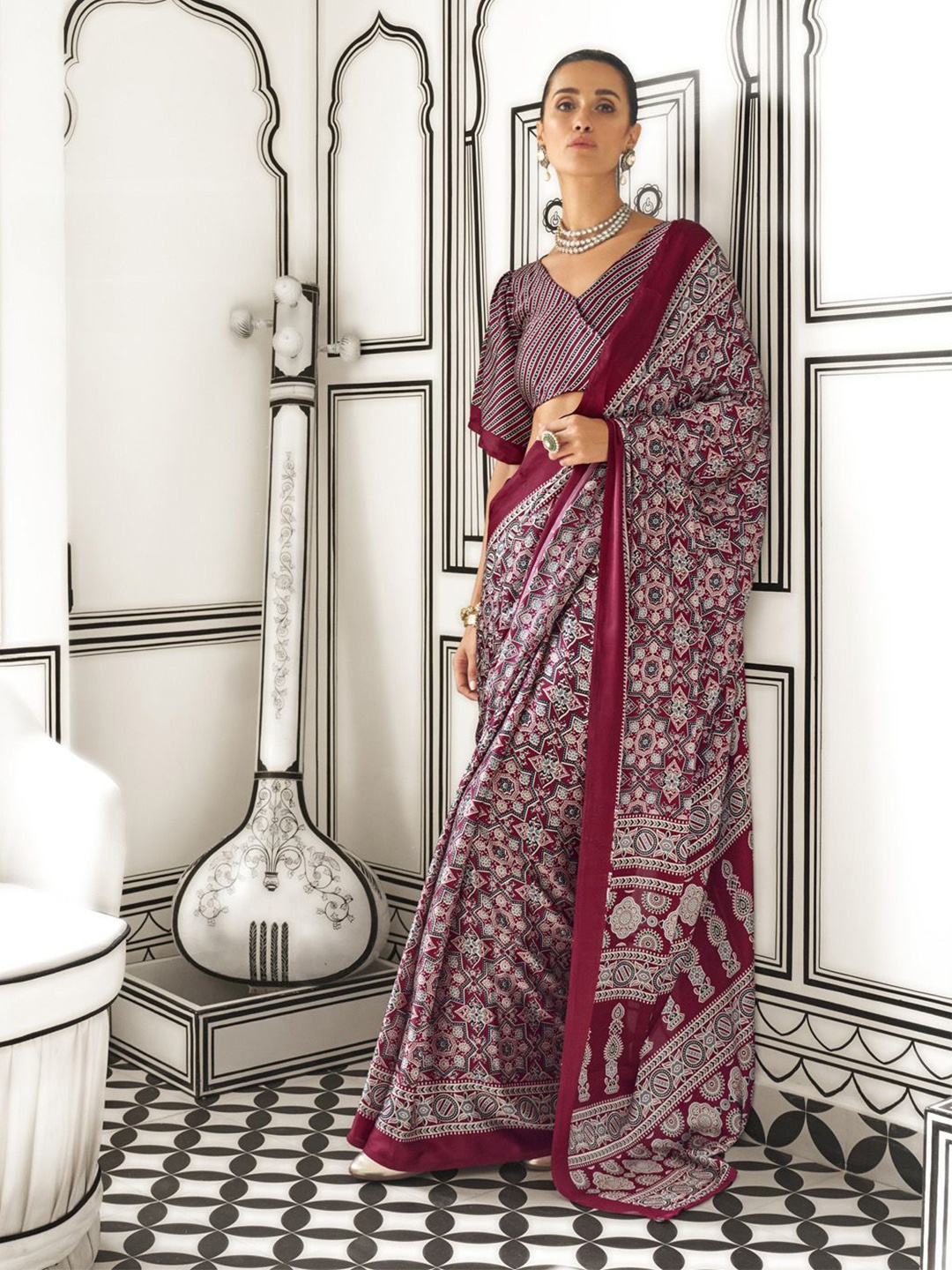 

Ishin Ethnic Motifs Satin Saree, Maroon