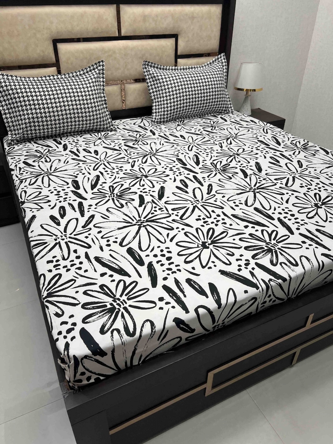 

Pure Decor Black & White Floral Cotton King Bedsheet with 2 Pillow Covers