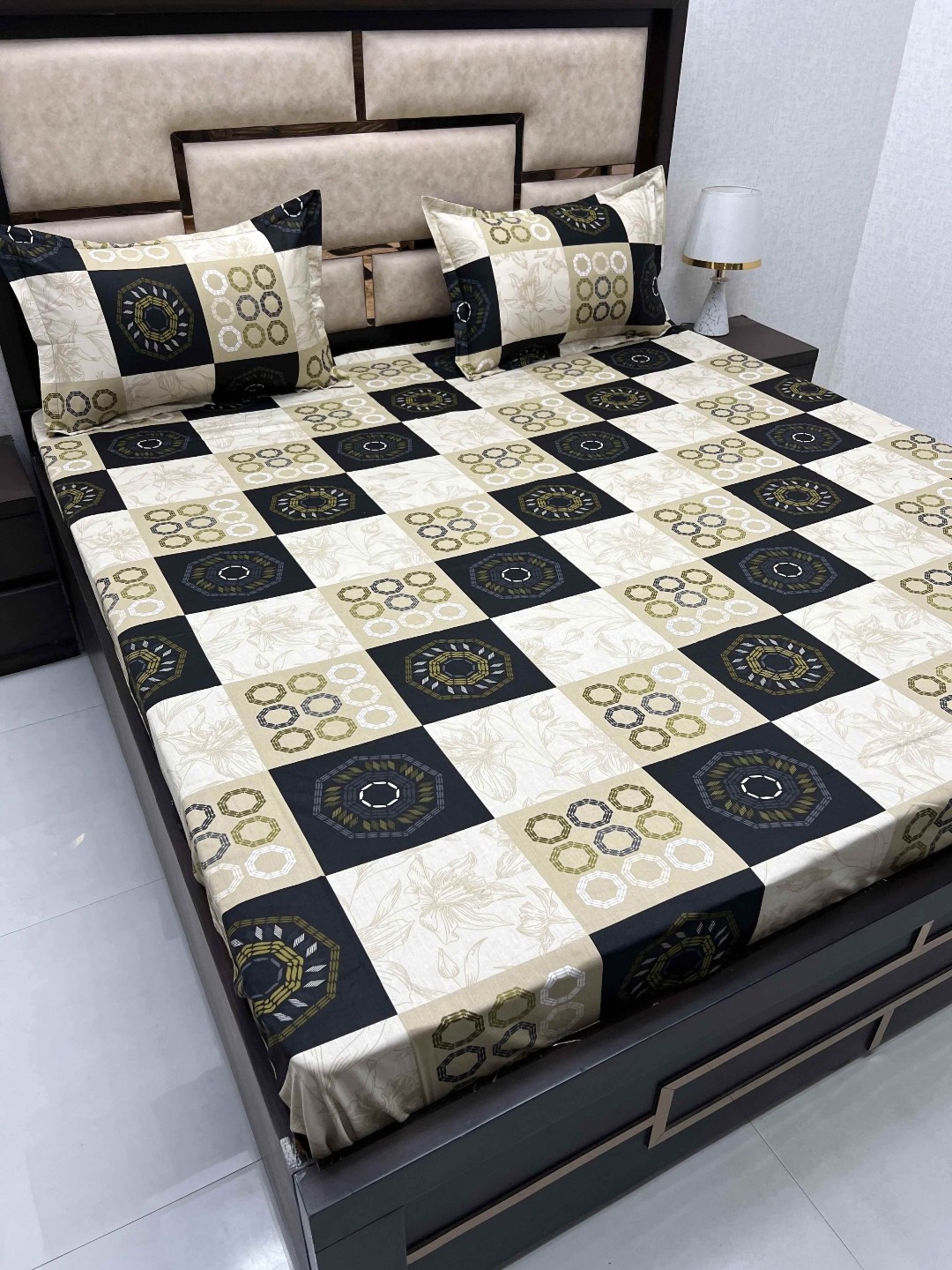 

Pure Decor Black & Beige Geometric 300 TC Pure Cotton King Bedsheet with 2 Pillow Covers