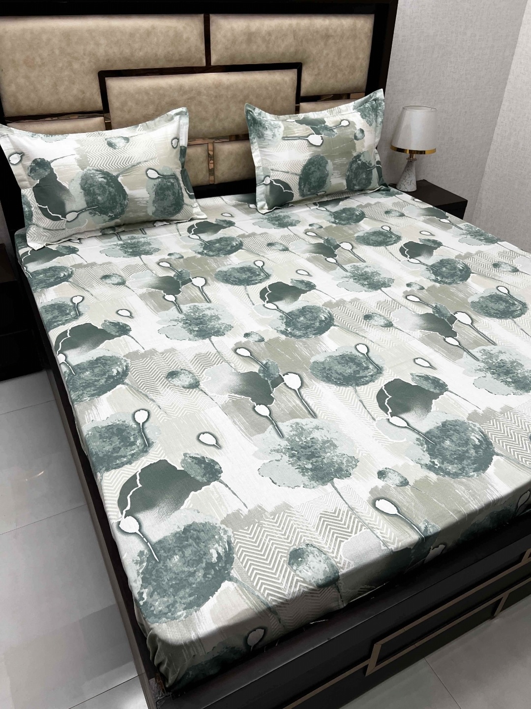 

Pure Decor Green & White Floral Cotton 300 TC King Bedsheet with 2 Pillow Covers