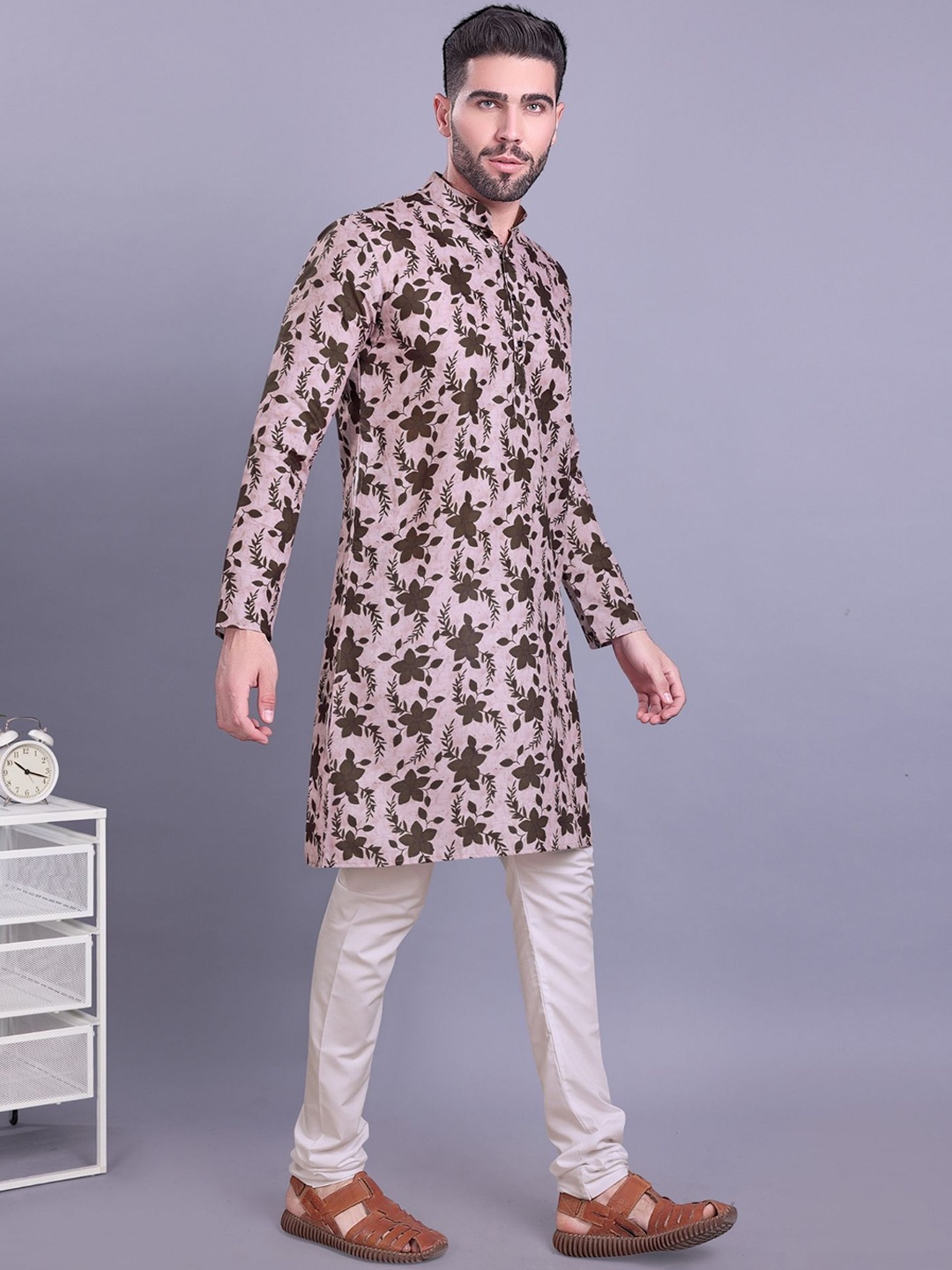 

SHIWAM ETHNIX Floral Printed Mandarin Collar Straight Kurta With Pyjamas, Peach