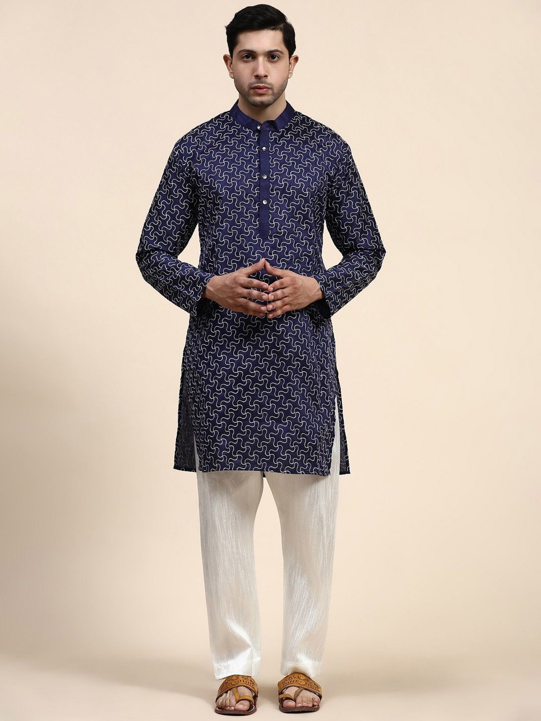 

Nimidiya Abstract Embroidered Mandarin Collar Straight Kurta with Pyjamas, Navy blue