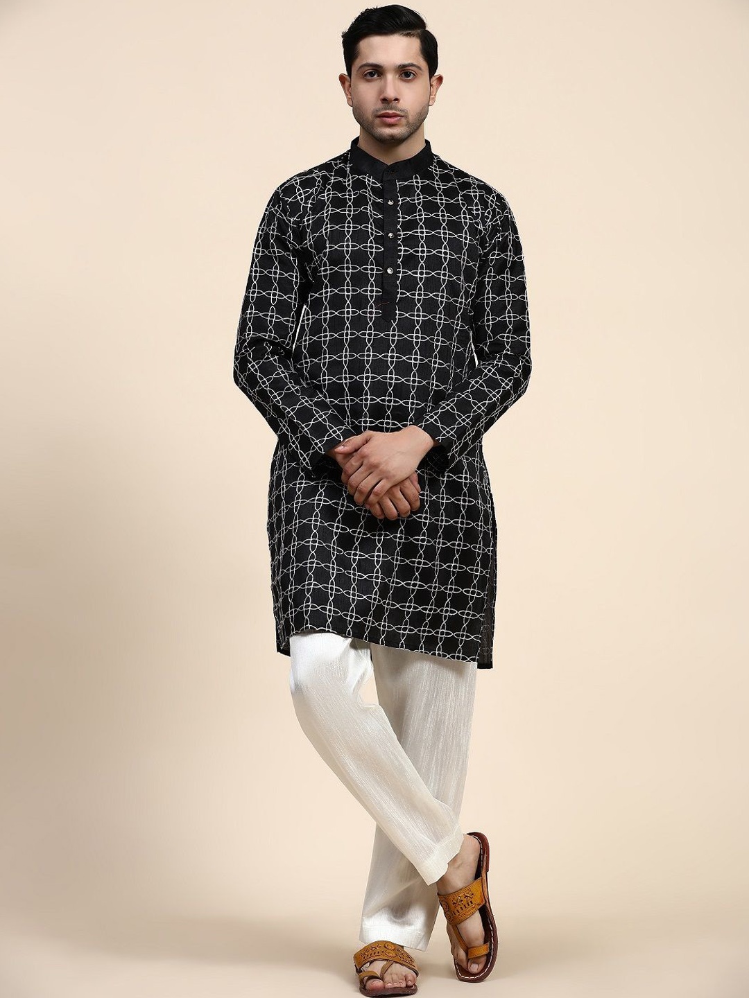 

Nimidiya Abstract Embroidered Mandarin Collar Straight Kurta with Pyjamas, Black