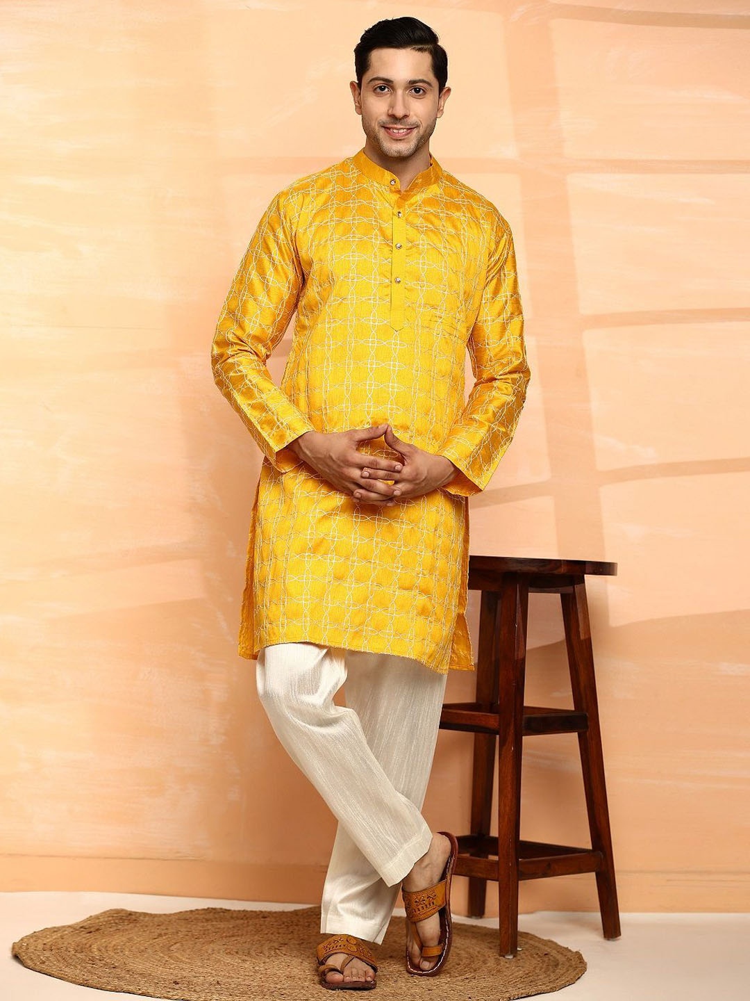 

Nimidiya Abstract Embroidered Mandarin Collar Straight Kurta with Pyjamas, Yellow