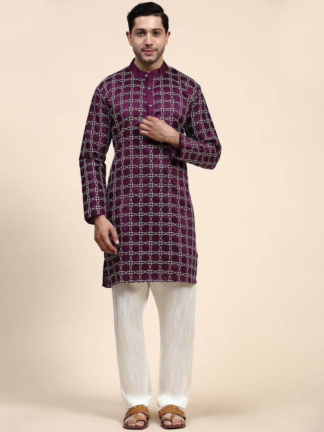 

Nimidiya Abstract Embroidered Mandarin Collar Straight Kurta with Pyjamas, Magenta