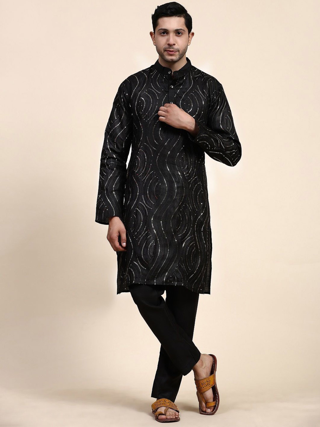 

Nimidiya Abstract Embroidered Mandarin Collar Sequinned Straight Kurta with Pyjamas, Black