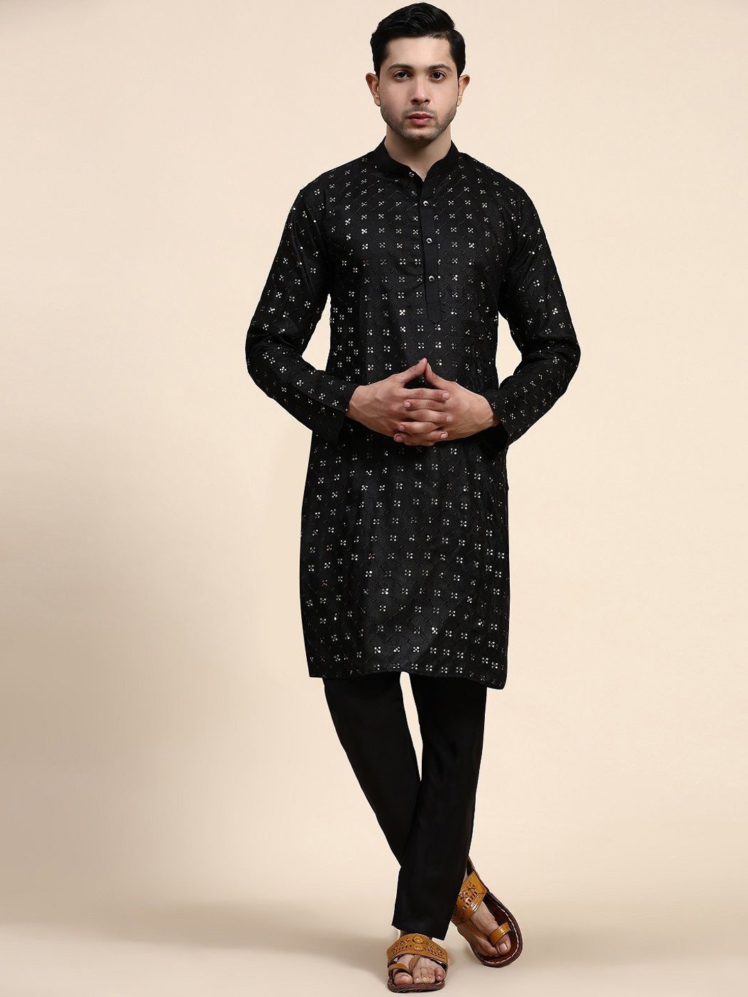 

Nimidiya Floral Embroidered Mandarin Collar Sequinned Straight Kurta With Pyjamas, Black