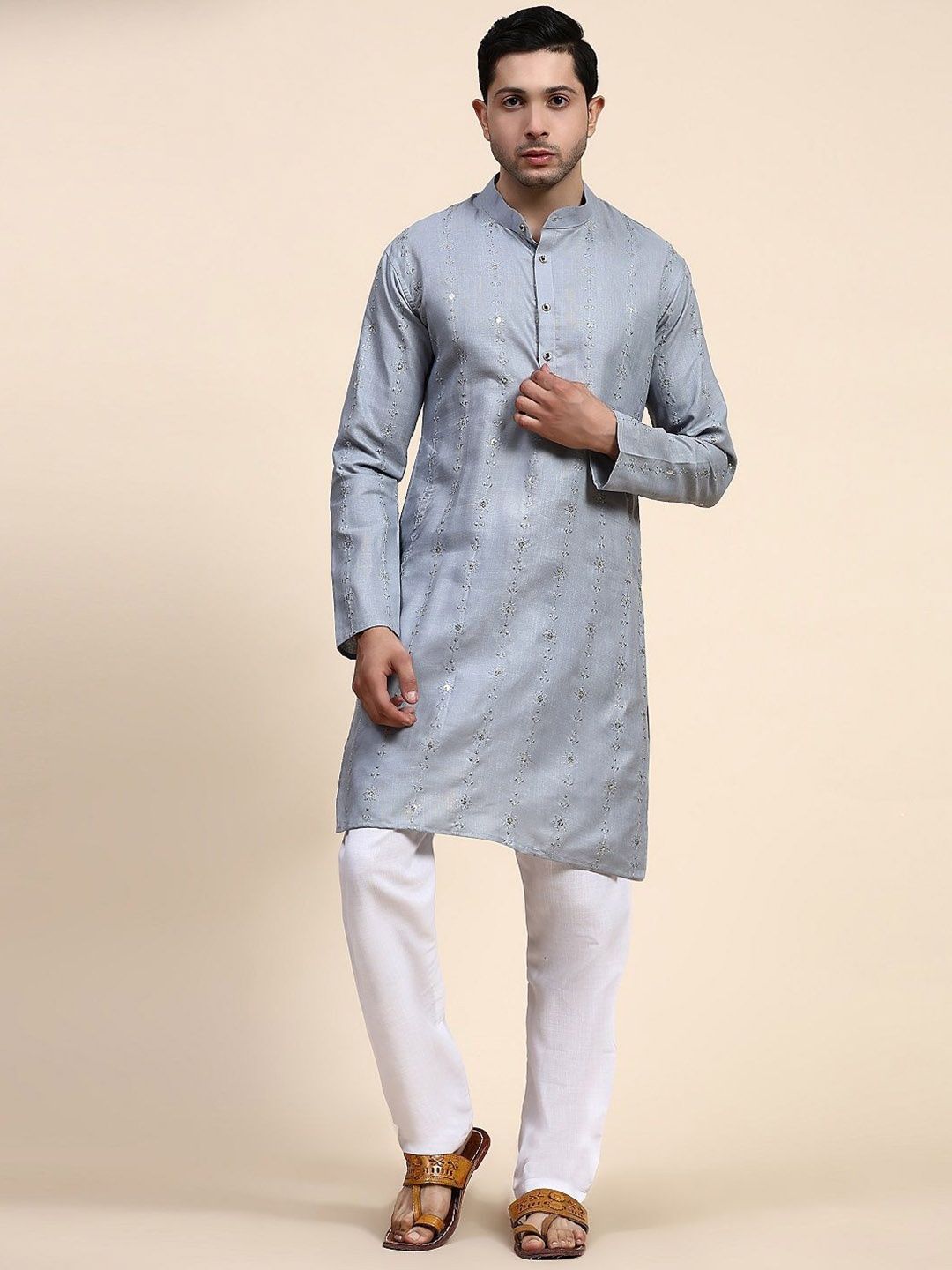 

Nimidiya Floral Embroidered Mandarin Collar Sequinned Straight Kurta with Pyjamas, Grey