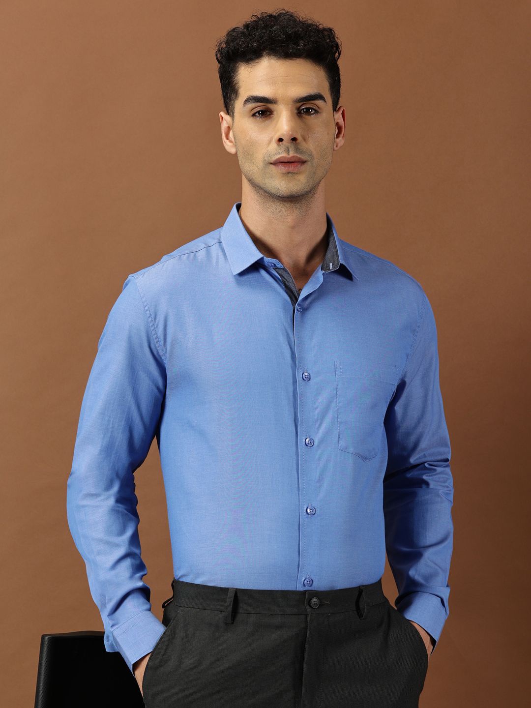 

INVICTUS Men Solid Spread Collar Formal Shirt, Blue