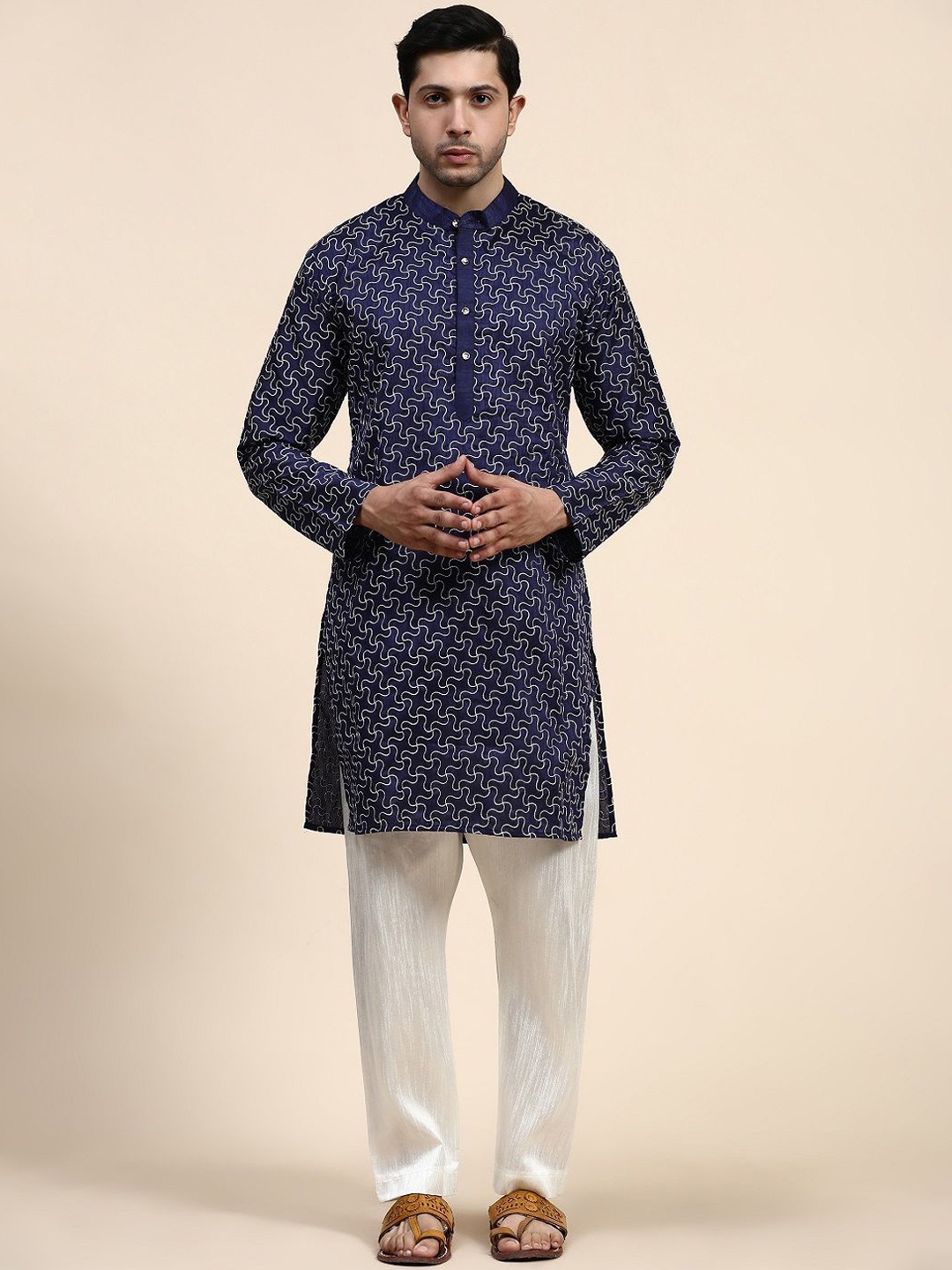 

Murta Trends Floral Embroidered Regular Thread Work Straight Kurta With Pyjamas, Navy blue