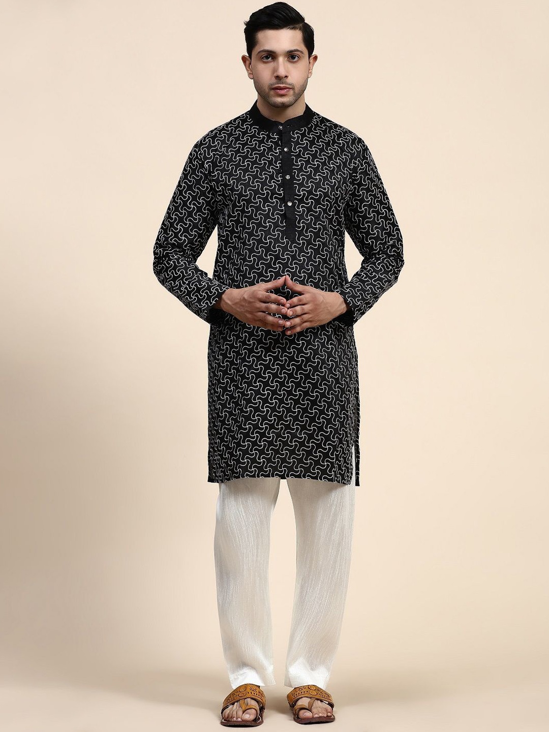 

Murta Trends Floral Embroidered Regular Thread Work Straight Kurta With Pyjamas, Black