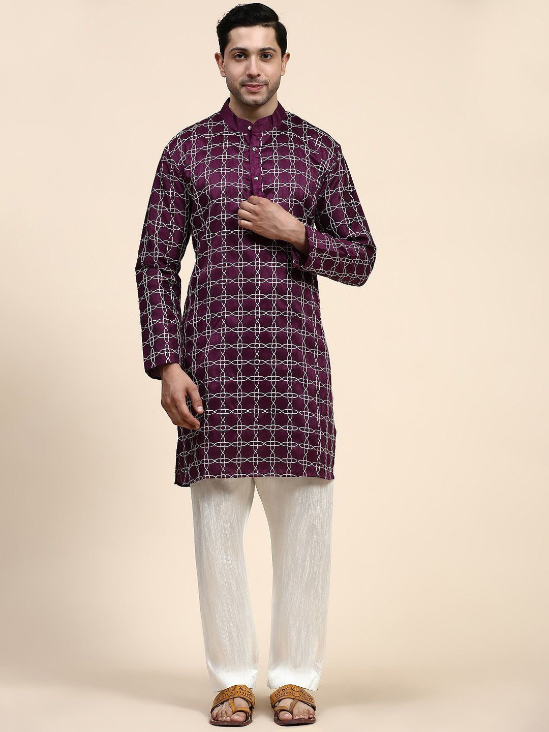 

Murta Trends Geometric Embroidered Regular Thread Work Straight Kurta With Pyjamas, Magenta