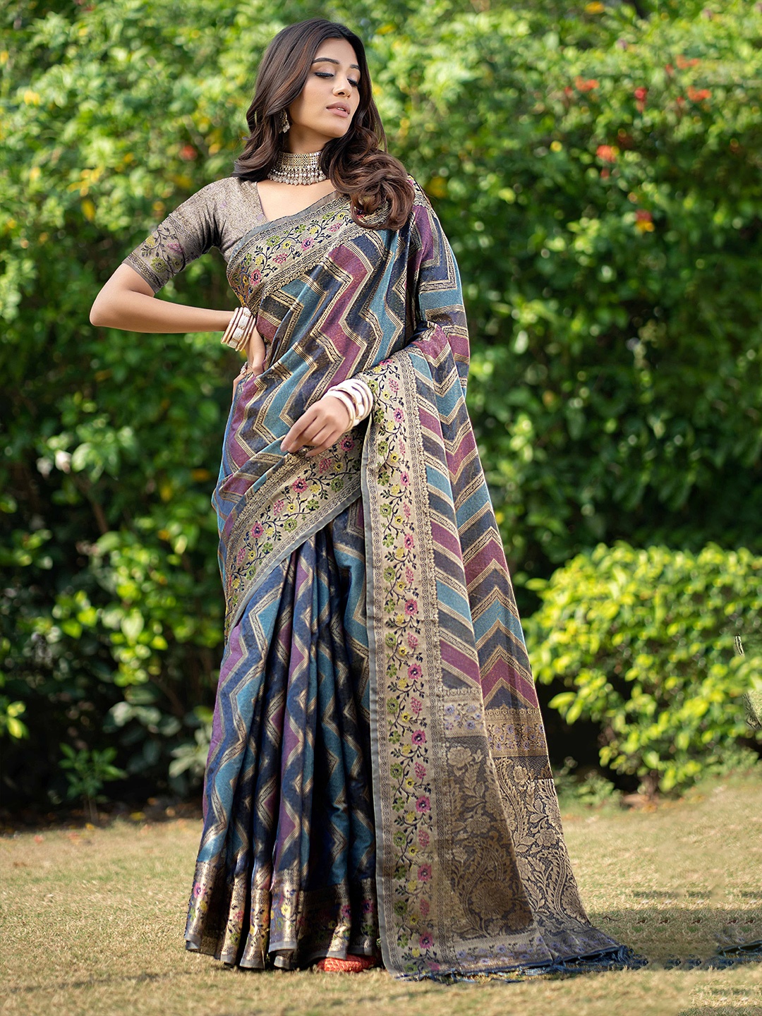 

HEER FASHION Ethnic Motif Zari Woven Banarasi Saree, Grey