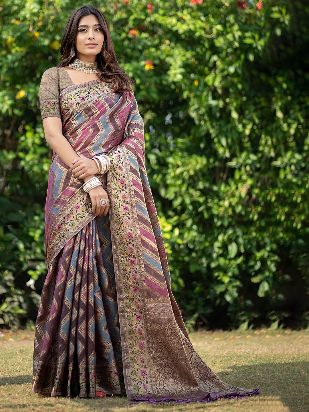 

HEER FASHION Woven Design Zari Organza Banarasi Saree, Magenta