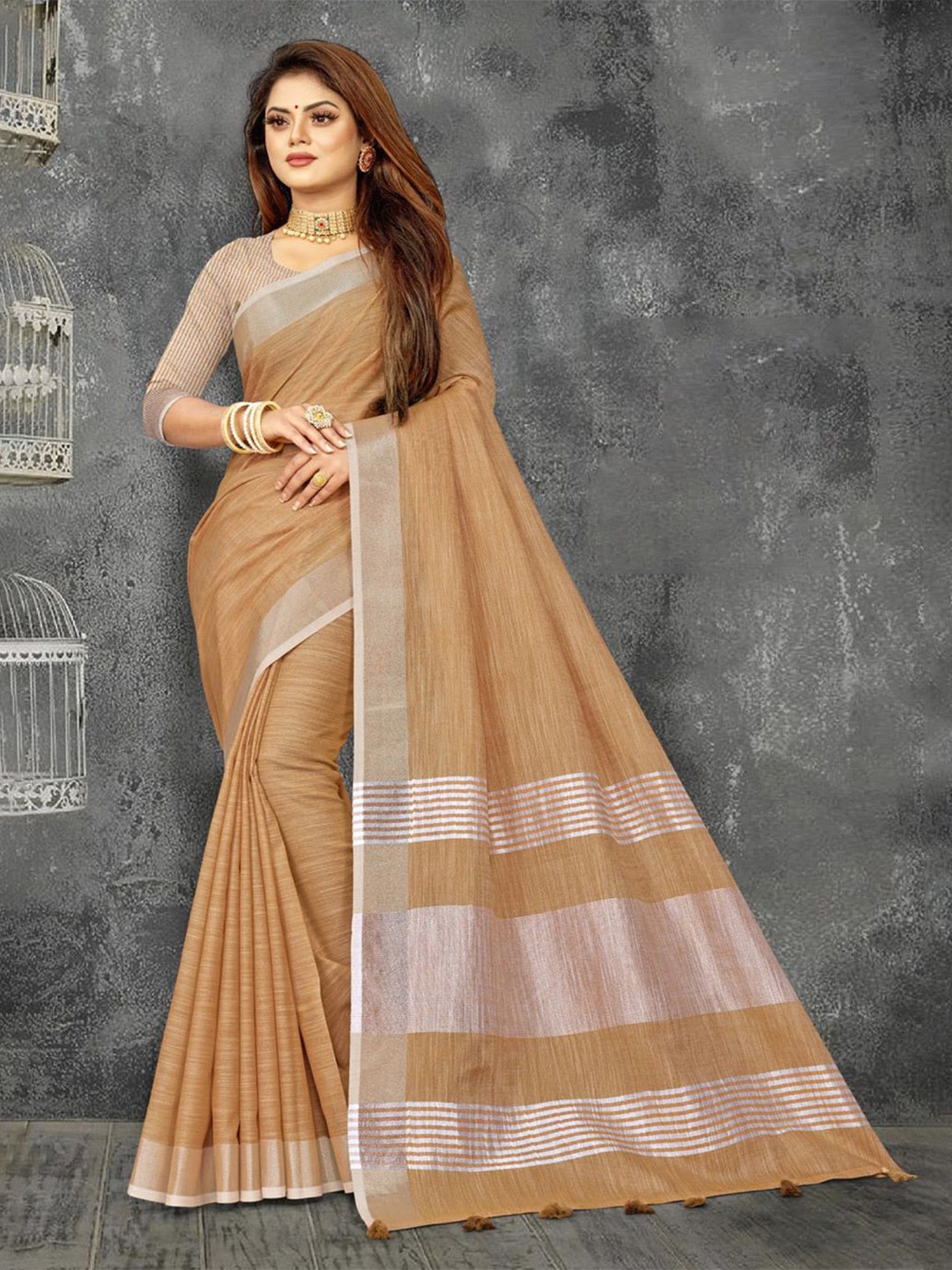 

Exclusiva Zari Saree With blouse Piece, Beige