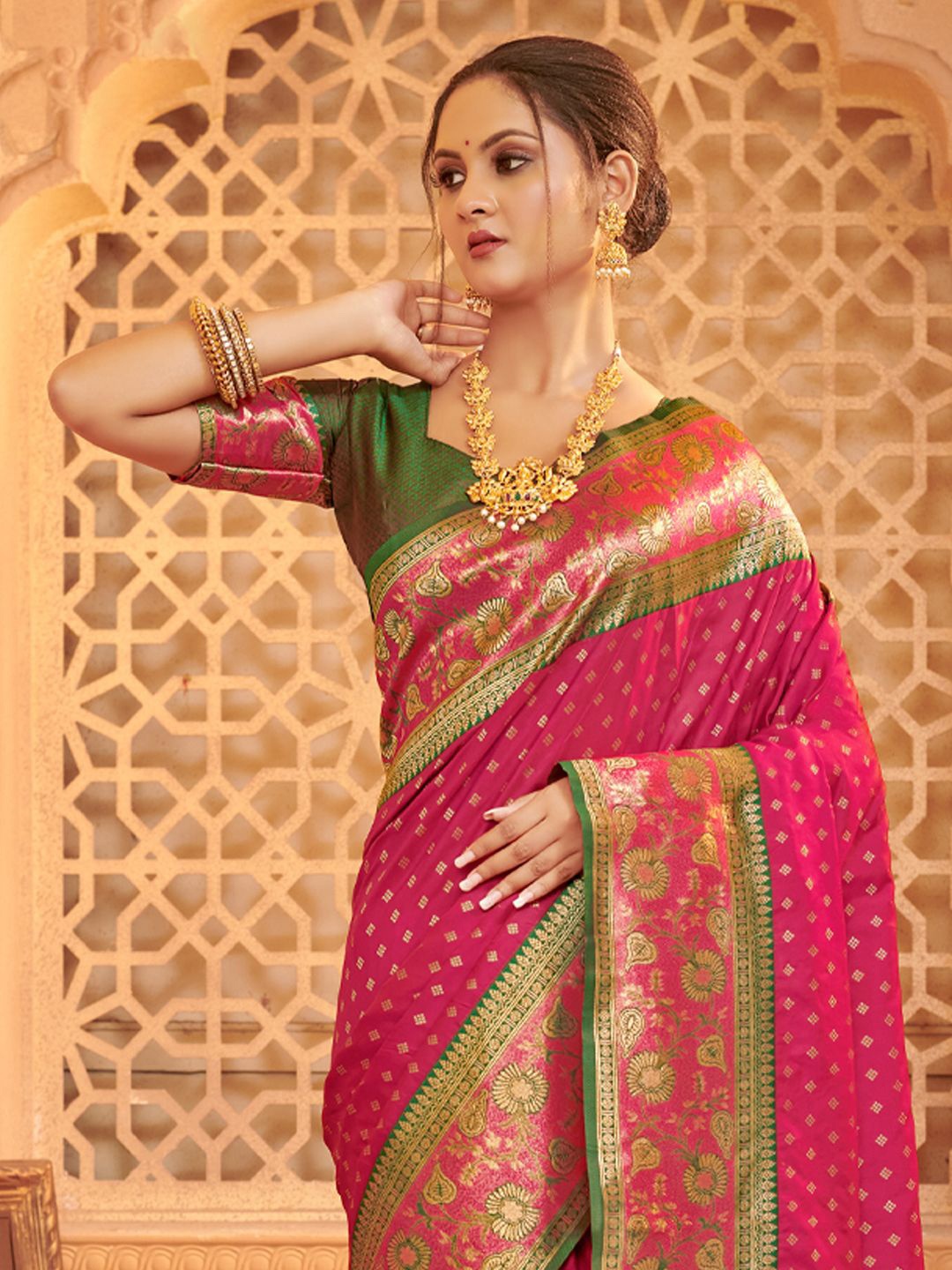 

Exclusiva Woven Design Zari Saree, Pink