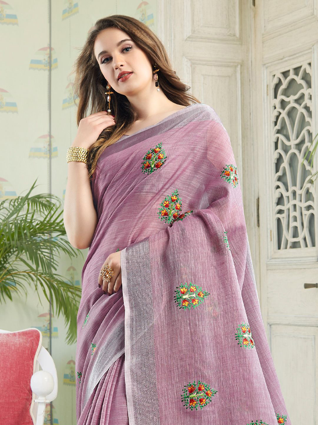 

Exclusiva Embroidered Zari Saree With Blouse Piece, Purple