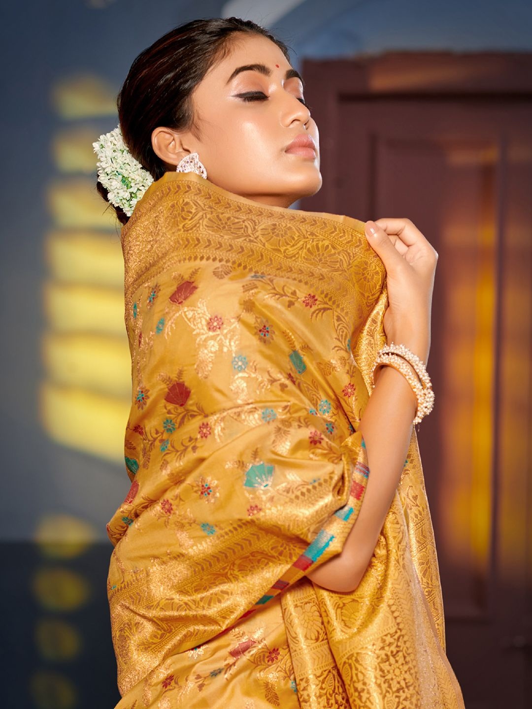 

Exclusiva Woven Design Zari Banarasi Saree, Yellow