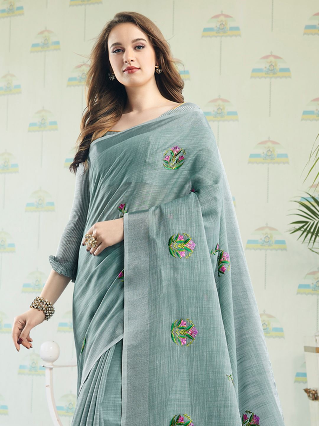 

Exclusiva Floral Embroidered Zari Saree With Blouse Piece, Grey