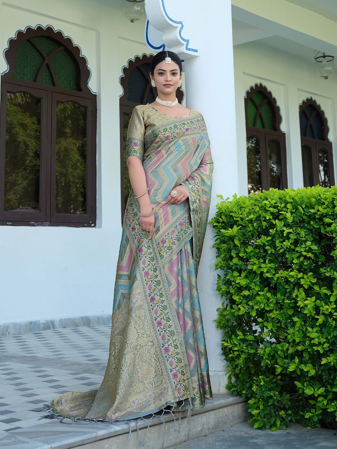 

HEER FASHION Ethnic Motif Zari Woven Banarasi Saree, Grey