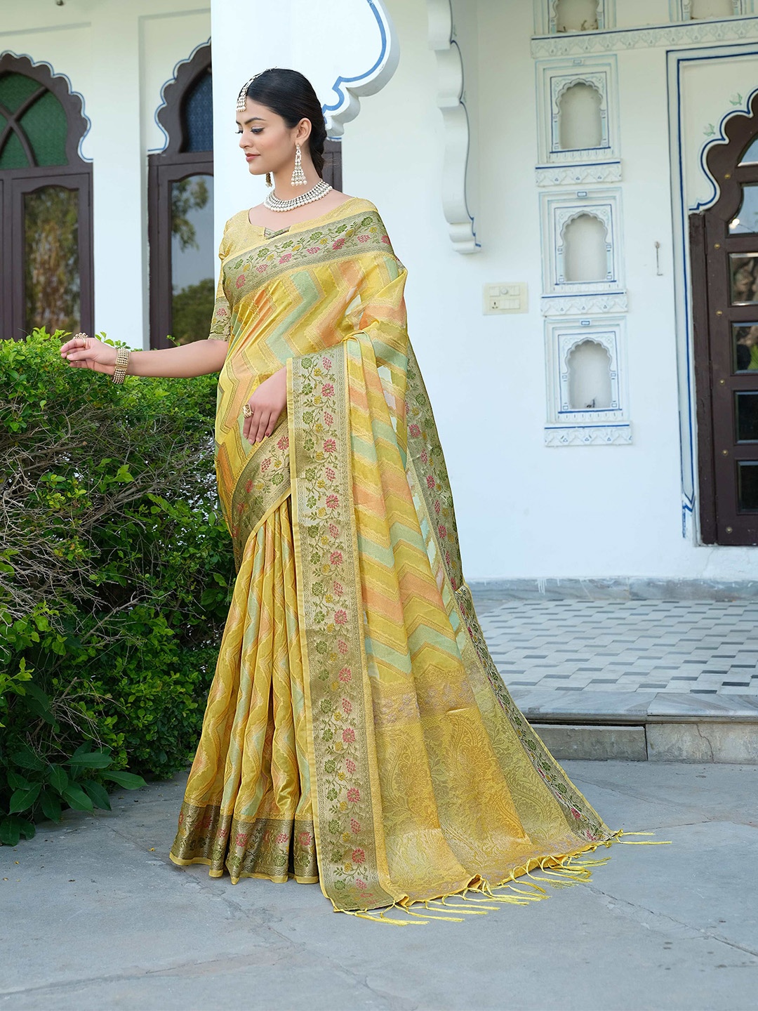 

HEER FASHION Ethnic Motif Zari Woven Banarasi Saree, Yellow