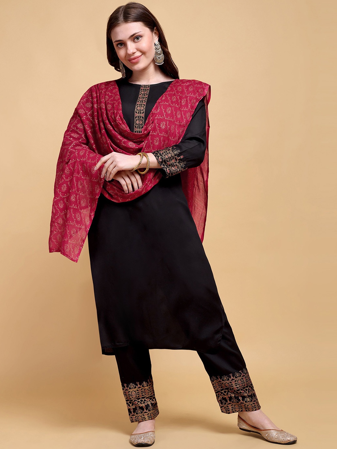 

JAFFRY EMBROIDERY Floral Yoke Design Thread Work Kurta With Trousers & Dupatta, Black