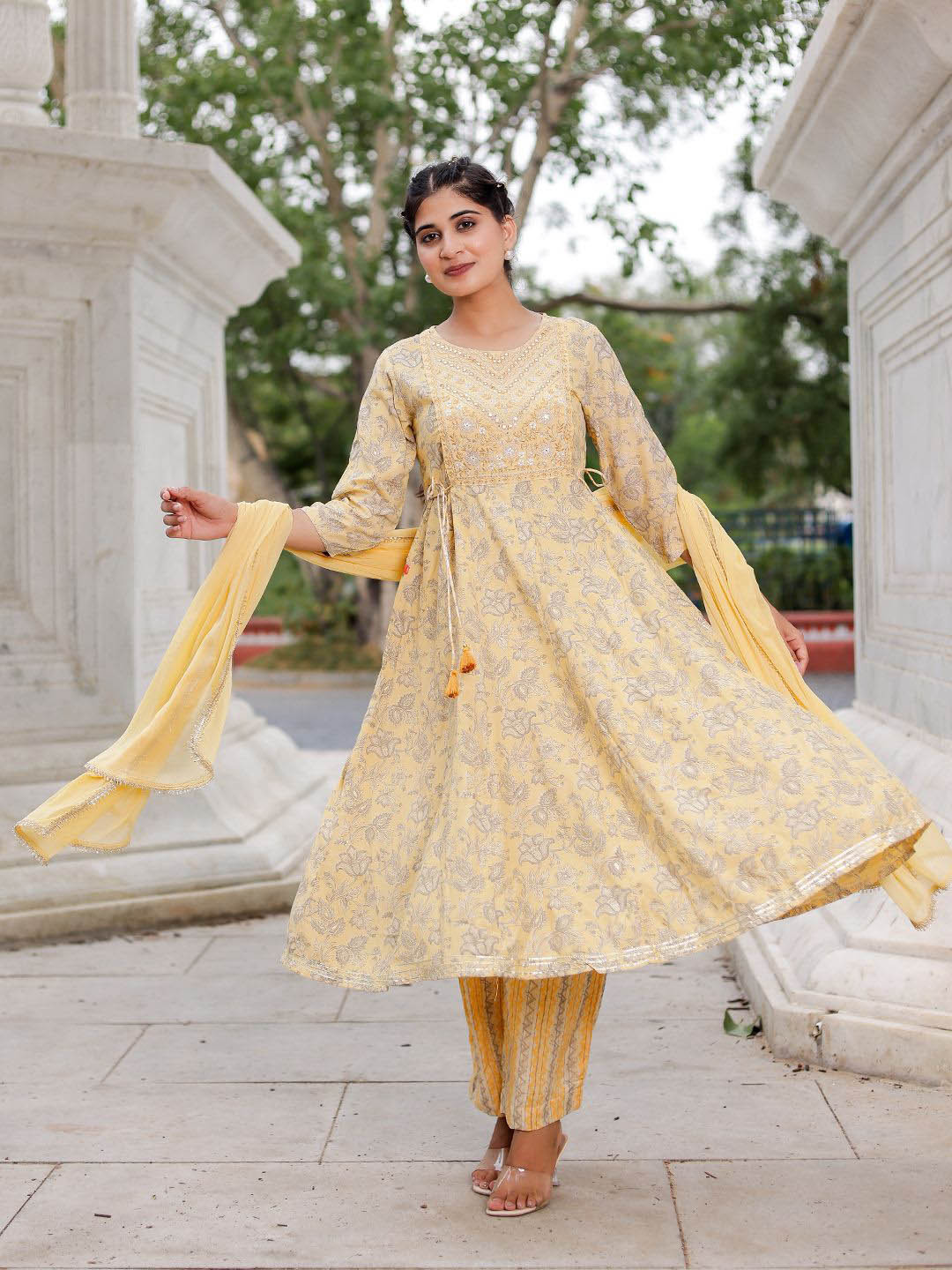 

VASVI Floral Embroidered Regular Thread Work Pure Cotton Anarkali Kurta Set, Yellow