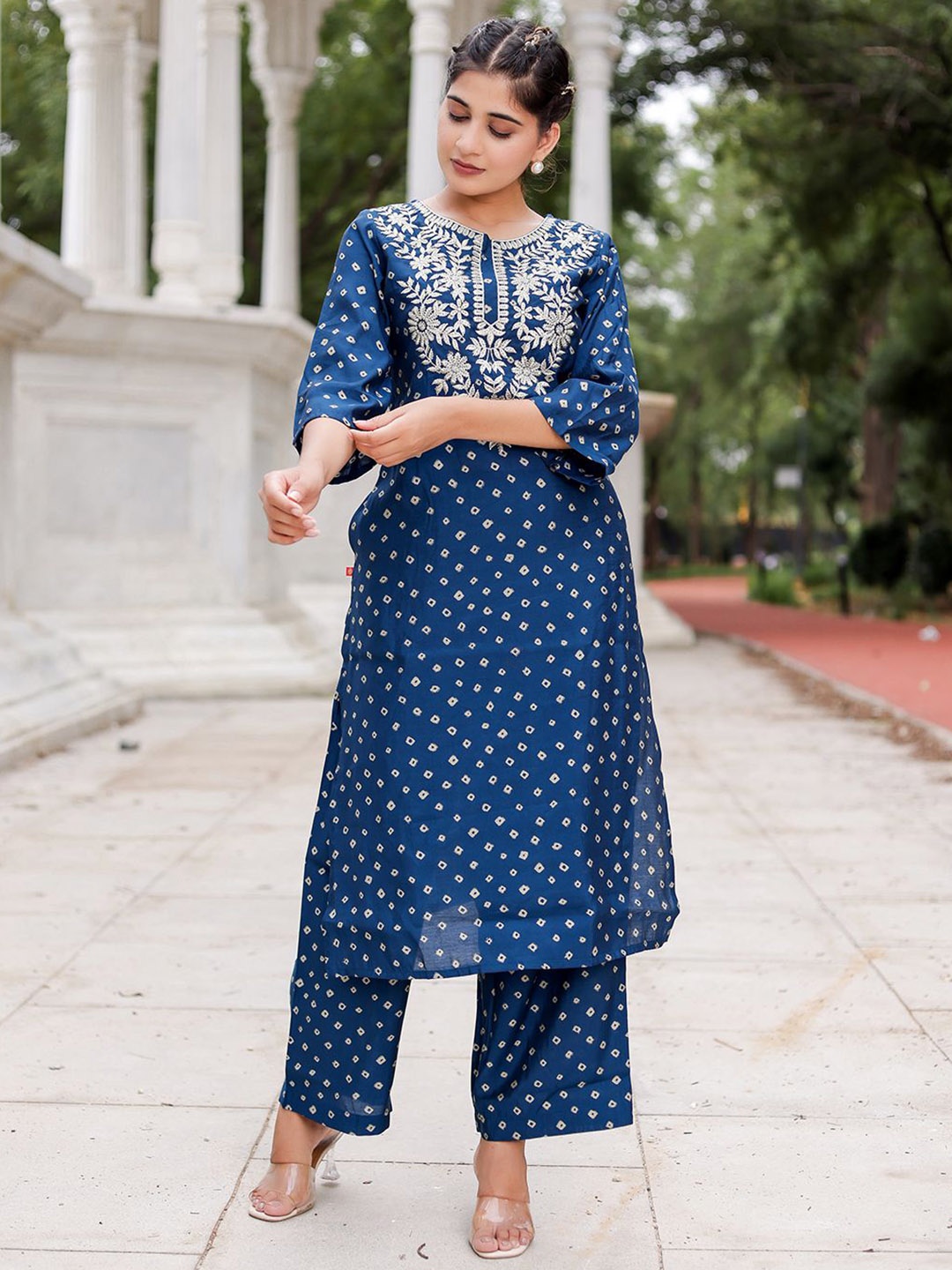 

VASVI Geometric Printed Regular Thread Work Pure Cotton Straight Kurta With Palazzos, Blue