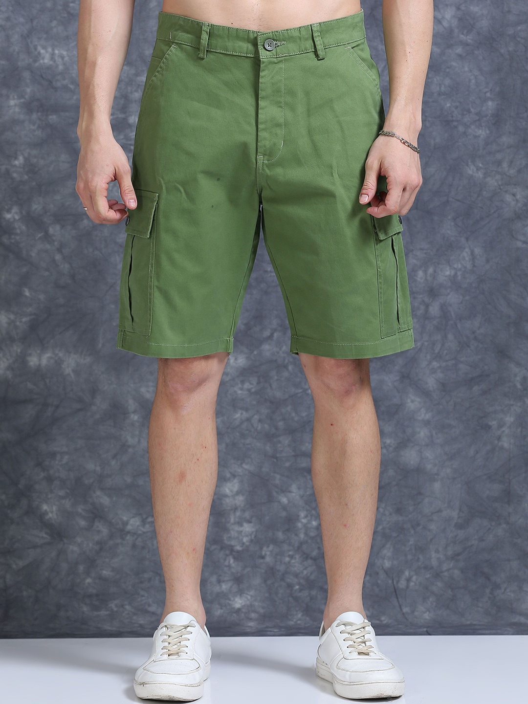 

The Roadster Lifestyle Co Men Relaxed Fit Cotton Mid-Rise Cargo Shorts, Green