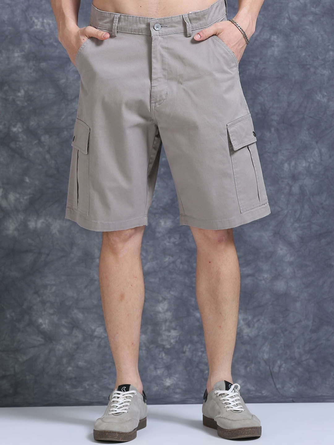 

The Roadster Lifestyle Co Men Relaxed Fit Cotton Cargo Shorts, Silver