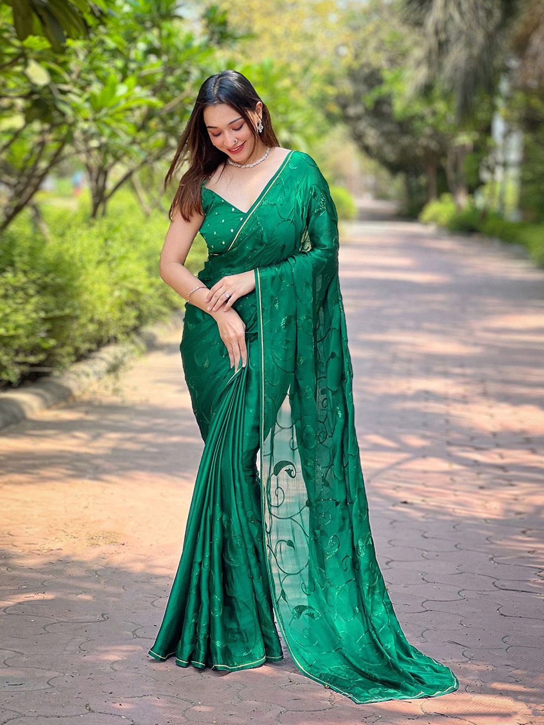 

Ishin Ethnic Motif Stone Embellished Saree, Green