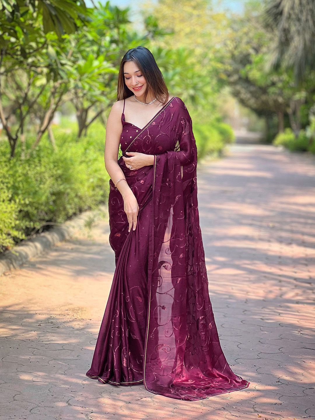 

Ishin Ethnic Motifs Sequinned Satin Saree, Magenta