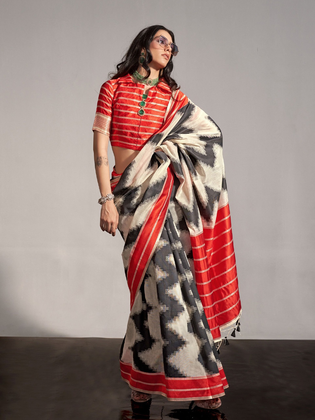 

elora Zig Zag Printed Saree, Off white