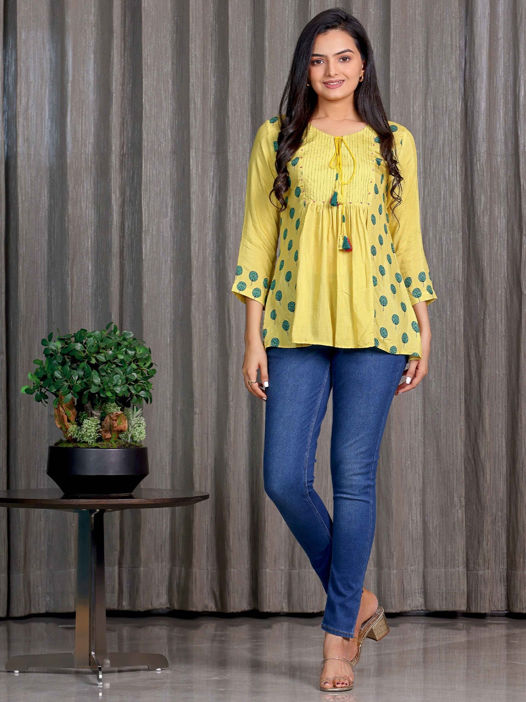 

SUKRUTI DESIGN floral Printed Embroidered Tunic, Yellow