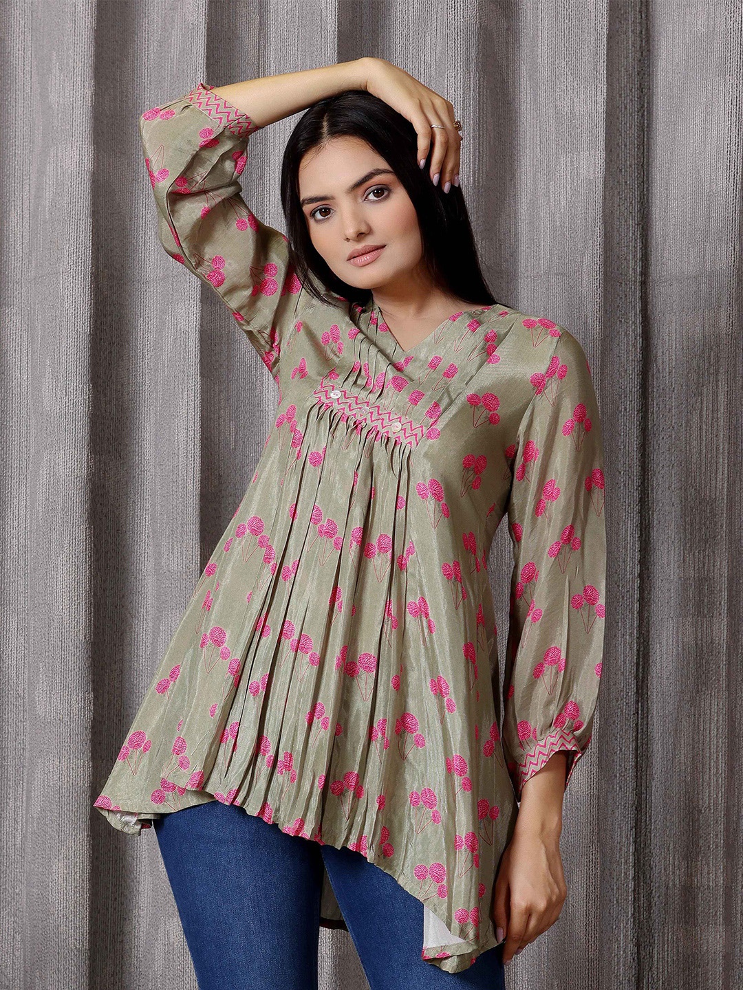 

SUKRUTI DESIGN women floral Printed V-Neck Gathers Tunic, Green