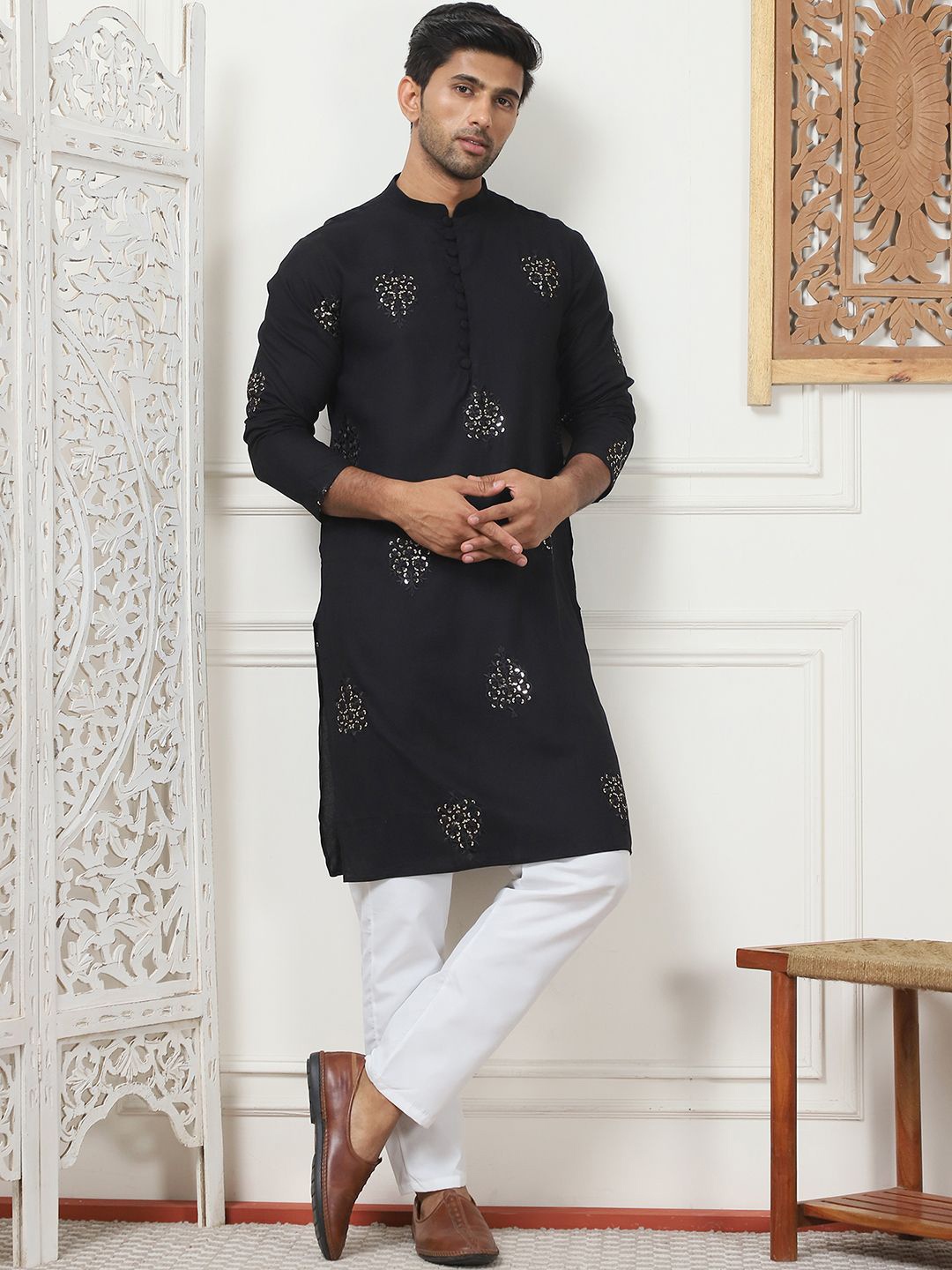 

Jompers Ethnic Motifs Embroidered Straight Sequinned Kurta with Pyjamas, Black