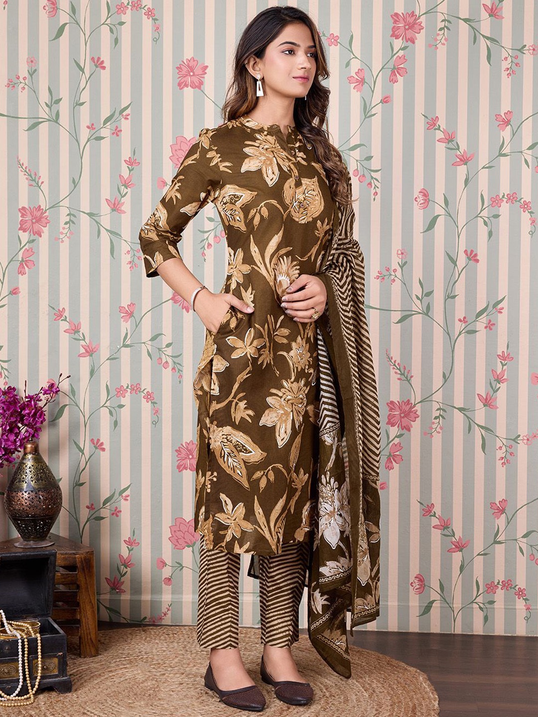 

Ode by House of Pataudi Floral Printed Regular Pure Cotton Kurta with Trousers & Dupatta, Brown