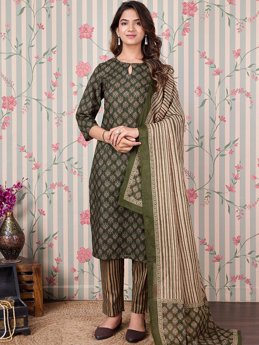 

Ode by House of Pataudi Floral Printed Regular Pure Cotton Kurta with Trousers & Dupatta, Green