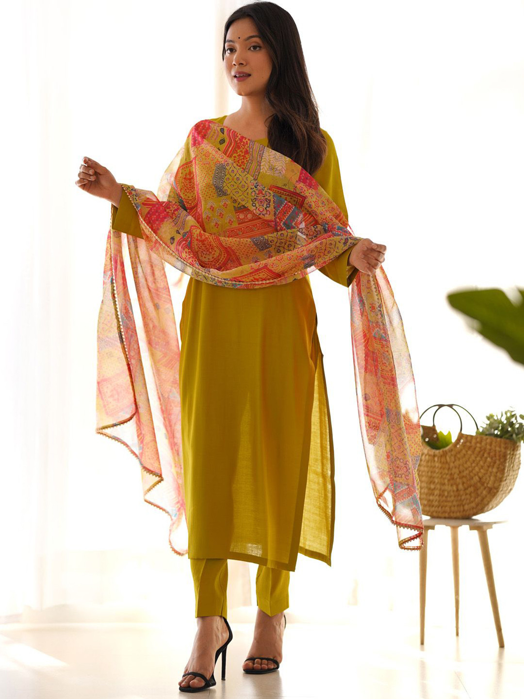 

JATRIQQ Straight Kurta with Palazzos Dupatta, Lime green