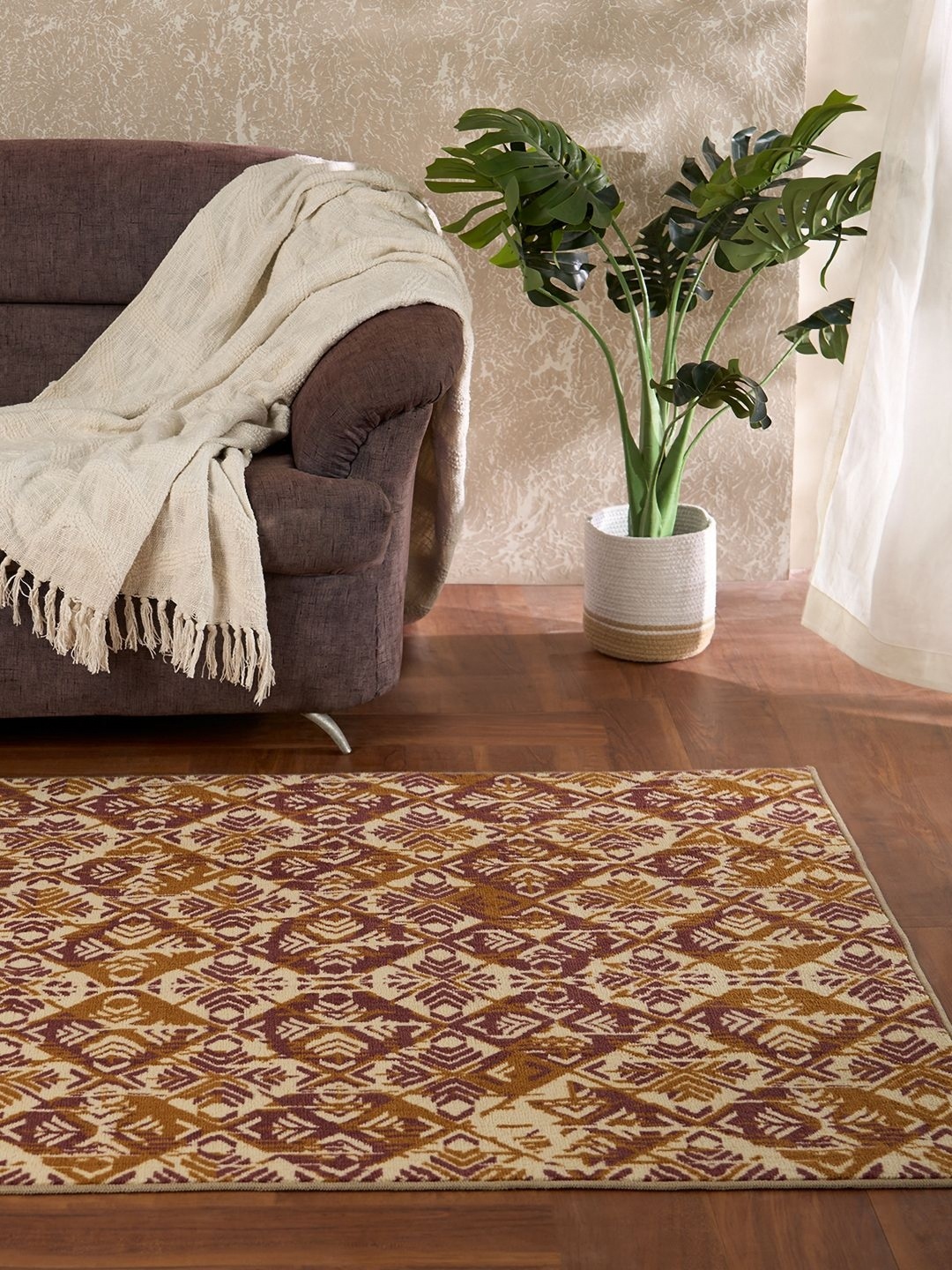 

Welspun Brown & Cream Coloured Geometric Printed Rectangle Shaped Anti-Skid Carpet