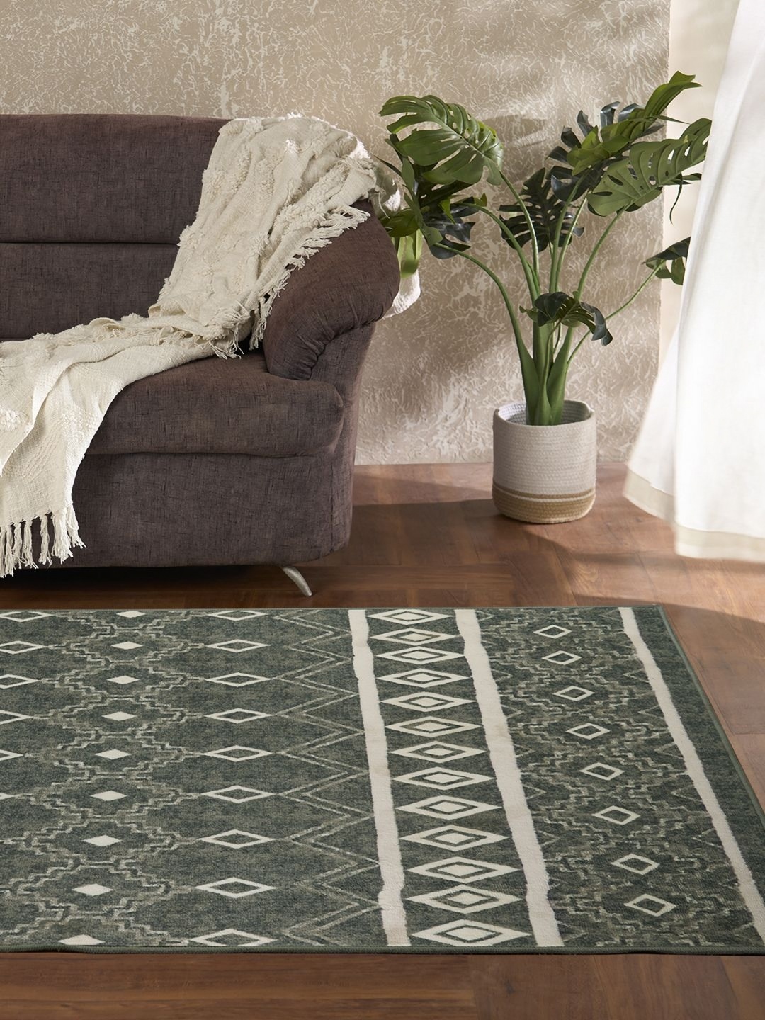 

Welspun Grey & Off White Geometric Printed Rectangle Shaped Anti-Skid Carpet