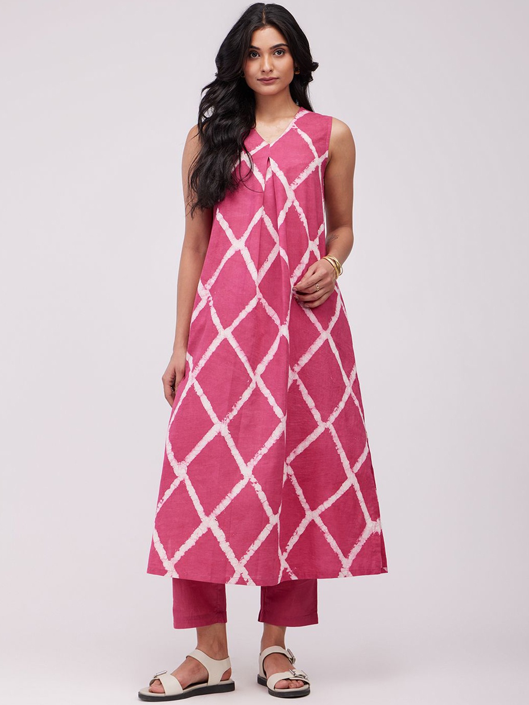 

Pink Fort Geometric Printed V-Neck Sleeveless Pure Cotton Straight Kurta With Trousers