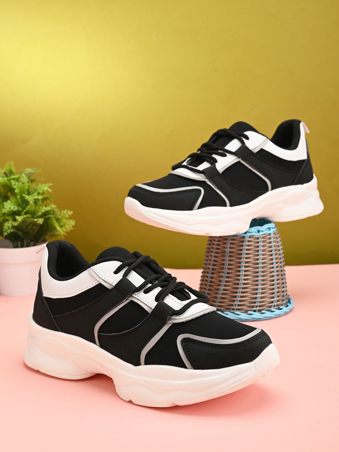 

The Roadster Lifestyle Co Women Casual Sneakers, Black