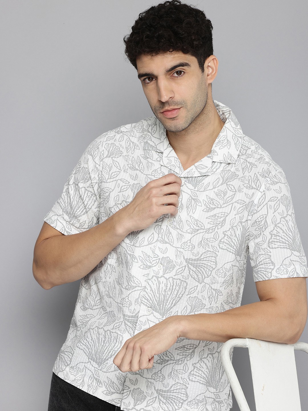 

Levis Pure Cotton Tropical Printed Relaxed Fit Casual Shirt, White